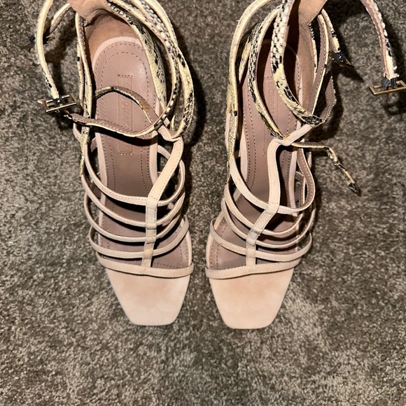 BCBGMAXAZRIA Ilsa Snake Embossed Caged Sandals Size 9 - Picture 3 of 4